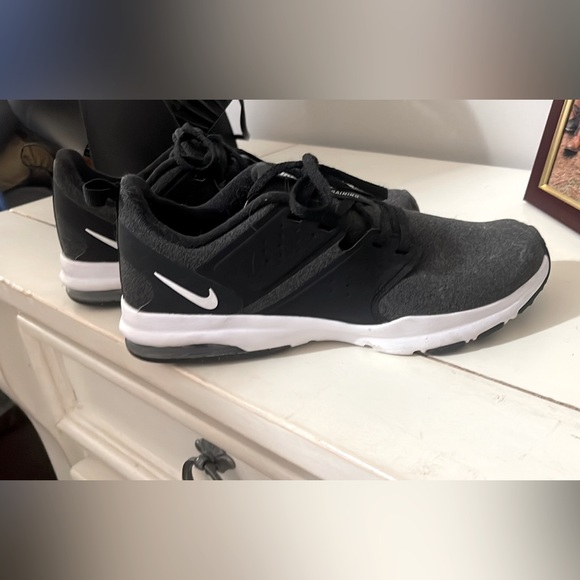 Nike shoes - Picture 1 of 1